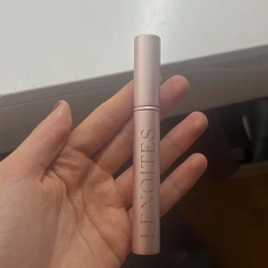 Ögonfrans serum - Säljer detta populära superbra ögonfrans serumet från lenoites❤️ Mina fransar har blivit fylligare och längre på bara 2v med detta. Säljer för att jag fick 2st i födelsedags pressent Nypris 430kr