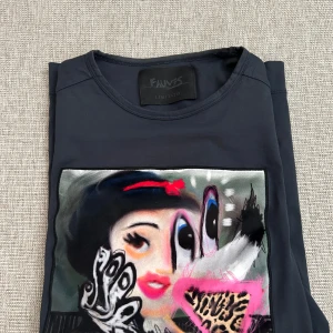 Limitato T-shirt - T-shirten är i bra skick och används inte längre pga den är för liten. Storlek S men passar även XS. Original box medföljer!