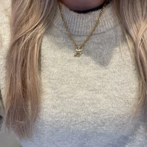 Maria Nilsdotter liknande halsband  - Säljer detta jättefina halsband då jag inte är så förtjust i guld längre.Det är i rostfritt stål.