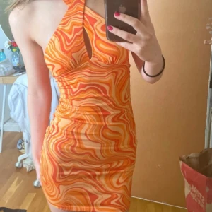 Halterneck klänning - Färgglad orange mönstrad klänning med halterneck💗 Fint skick och använd fåtal gånger☺️