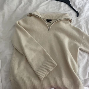 Massimo dutti tröja - En skit snygg tröja från Massimo dutti som inte kommer till användning långre tyvärr, sitter overziest på mig som är xs🥰
