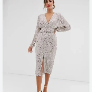 Klänning - Jättefin paljettklänning, använd endast en gång!  Går inte längre att köpa. I färgen blekguld. Behöver kemtvättas.  Köptes för 1069 kr.