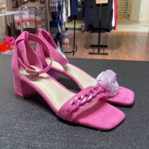 Nya rosa klackar  - Ny skick Finns i dessa storlekar : 36,39,40