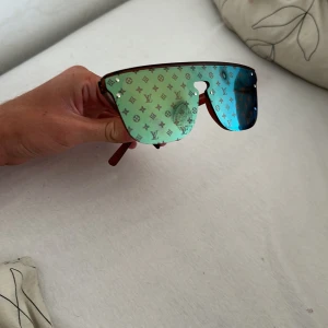 Sommar glasögon jätte fina och är originala  - Glasögon LOUIS VUITTON dom e så fina under sommaren ,Dom har ba blivit använda i 1 halv månad dom e så fantastiskta , Pris går alltid diskuteras 