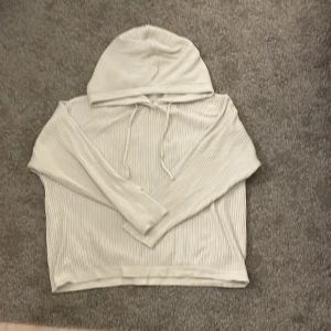 Stickad tröja - Använd några gånger inköpt för ca 1 år sedan.  