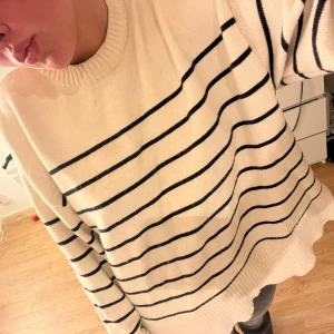 stickad zara tröja - storlek m passar xs-m beroende hur man vill den sitter jag själv på bilden har vanligtvis s💓💓