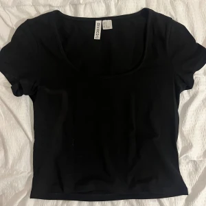 svart topp - svart urringad topp S från hm