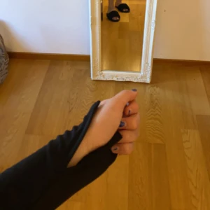 Svart festklänning med detaljer - Använt 1 gång   Strl S ifrån GinaTricot    