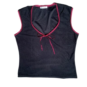 Topp - Svart top från Top Shop med röda detaljer och knytband