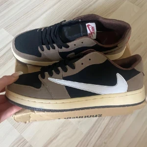 nike skor - Säljer ett par oanvända nike air force1 poisonous i storlek 43. Herr modell. Inte äkta 