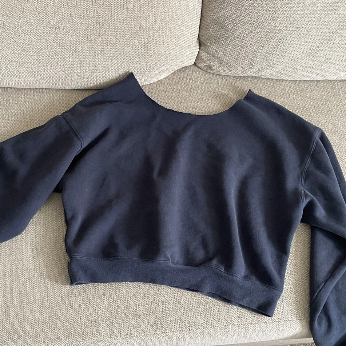 Mörk blå urringad crewneck  - 92