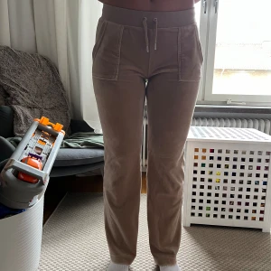 Beiga juicy byxor - Säljer mina beiga juicy couture byxor då de ej används längre.  Fint skick, endast en liten fläck på vänster lår men inget som syns medans man har på sig dem.  Pris går att diskutera 