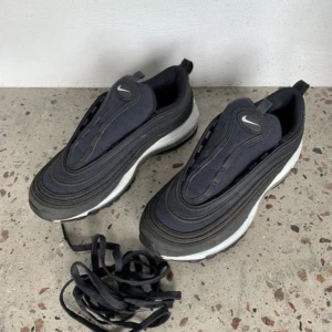 Nike AirMax 97 stl 41 - Hann knappt användas innan sonen växte ur dem. Hämtas utanför Käglinge, skickas eller lämnas i Malmö efter ök. 