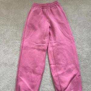 Mjukisbyxor  - Rosa mjukisbyxor i mycket bra skick. 