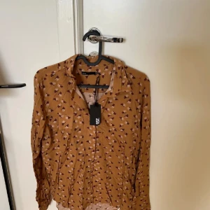 Blommig skjorta  - Helt ny skjorta med blommdetaljer. 