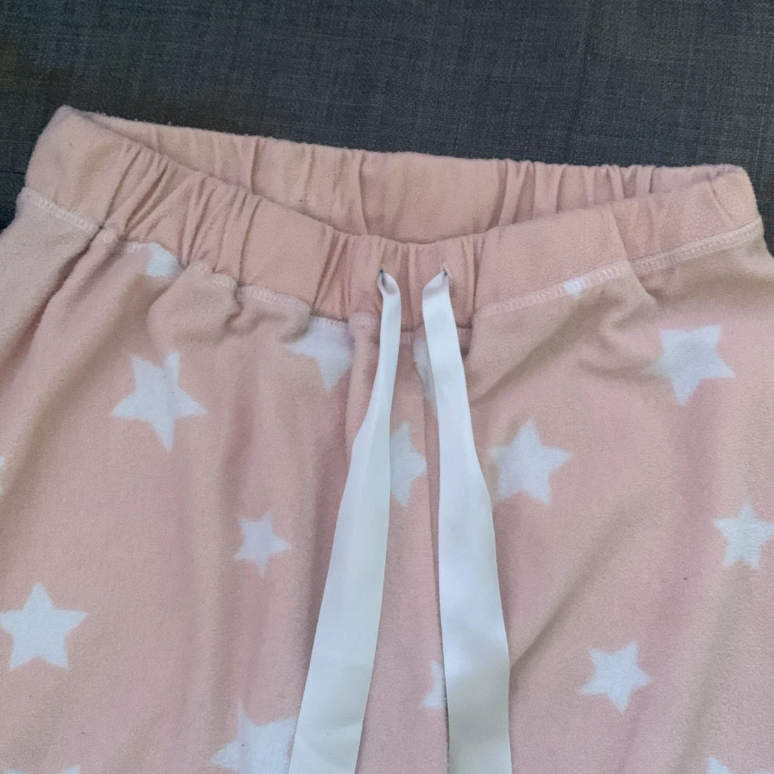 Ljus rosa pyjamasbyxor med vita stjärnor på - 92