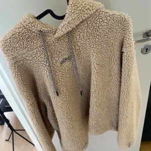 Beige hoodie från Stay. Välanvänd men fin Har ett knäppe på magen som inte längre håller åt ordentligt (se bild)