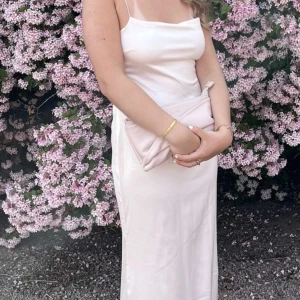 Säljer min balklänning från Nelly! - Säljer min super fina bal klänning som endast är använd på balen! Nypris är 799!