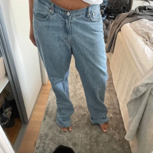 Weekday straight jeans  - Jeans från Weekday! Säljer då det är för stora! Storleken är W33 och L34 