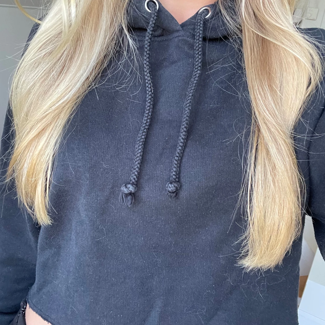 Svart croppad hoodie