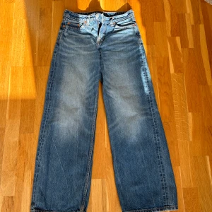 ample låga jeans med lös passform - Säljer dessa fina mörkblåa jeans från weekday. Det är i jätte bra stick och är nästan oanvänd i storlek 25/32!