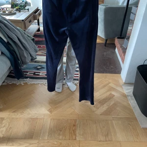 Juicy couture - Säljer dessa blåa juicy i storlek 14/15 för 200 men pris kan diskuteras. Säljer för jag inte använder dom längre. Är ganska mycke använda men fortfarande i fint skick. Original priset är 800