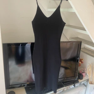 Svart ribbad klänning - Svart ribbad jättesöt klänning med stretchigt material i strl S skulle jag gissa. Den går till knäna ungefär. Finns ingen lapp så vet ej var den är ifrån💓