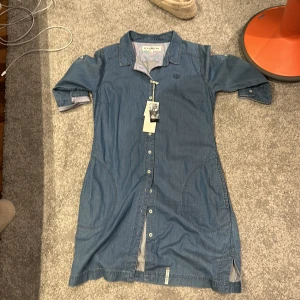 Jeans klänning  - En jätte fin jeans klänning aldrig använd storlek M säljer då den är förstor prislapp kvar 
