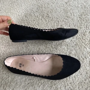 Svarta ballerina skor  - Svarta ballerinaskor i storlek 36, från h&m! I gott skick!  Det är lånad bilder hör av dig om du vill ha egna!