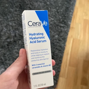 Kräm/serum från cera ve  - Cera be kräm/serum , bra till kvällen eller innan sminket, köpte för 229.aldrig använt då jag råkade köpa två och använder den andra.