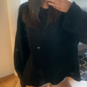 Stickat tröja svart  - Säljer min fina svarta stickade tröja. Använder inte. Storleken är M ! Då de sitter jätte bra på mig. Köparen står för frakten💞