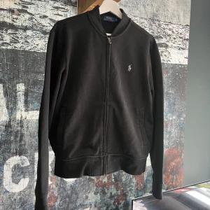 Ralph lauren - Tjena säljer nu denna feta zipp. Den är i storlek M men den är lite mindre i storleken. Skicket är 9/10, väldigt fint! Vid frågor eller funderingar tveka inte på att höra av dig!