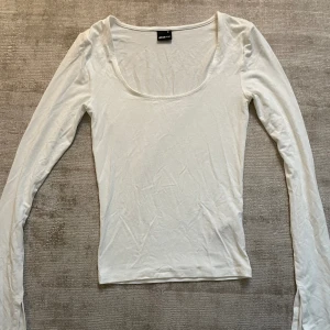 Tröja från ginatricot - Helt oanvänd, säljer då jag köpte den i en för liten storlek. Söt tröja som passar till mycket 