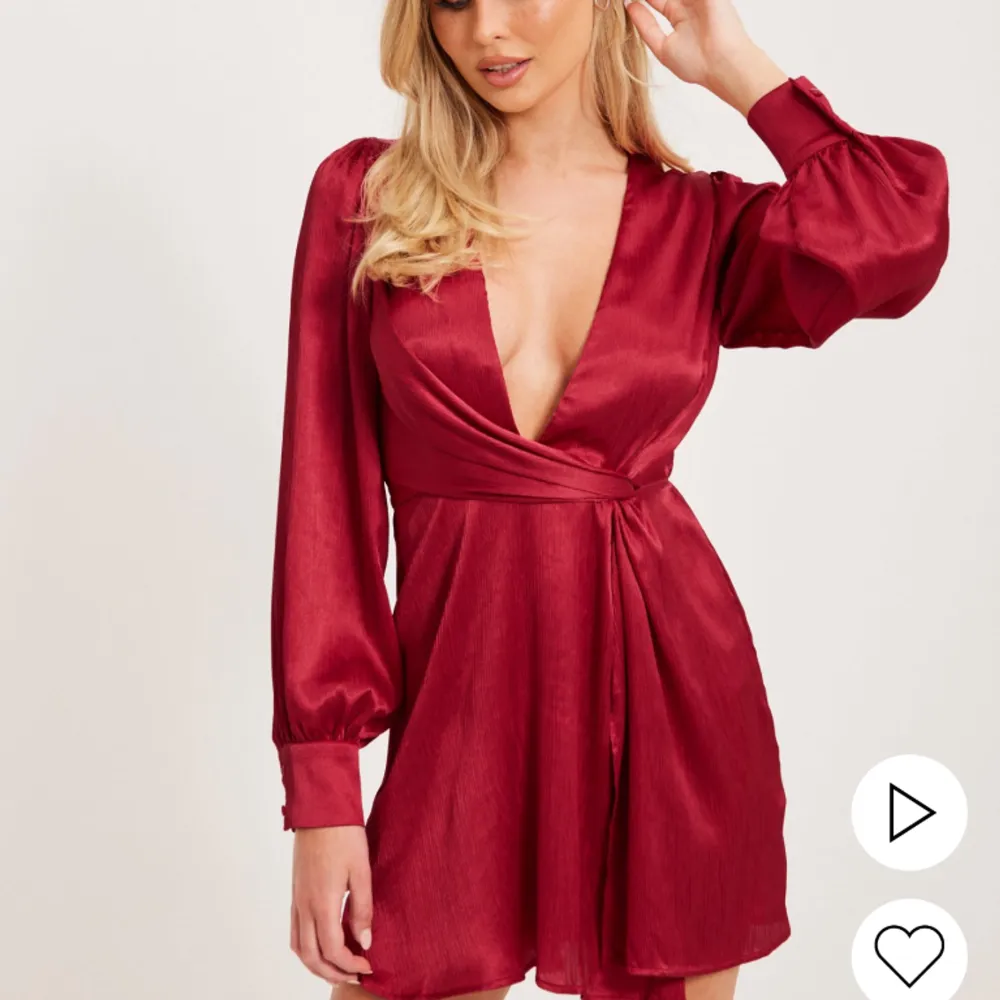 Säljer denna otroligt snygga röda klänningen från Nelly. Aldrig använd! Storlek 38, i sidenmaterial och toppkvalitet! Nypris 599kr, mitt pris 129kr plus frakt.. Klänningar.