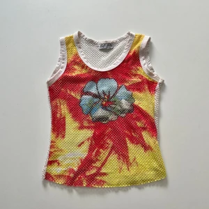 Topp - Vintage hibiscus topp med nät tyg på 💖