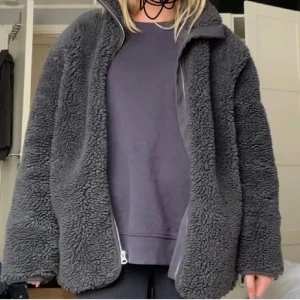 Teddy jacka  - Svart teddyjacka från weekday!!🥰🥰