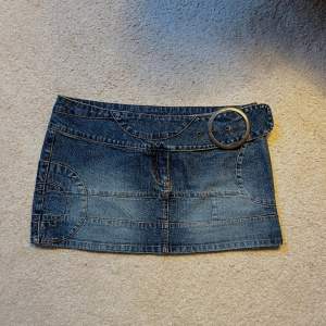 Cool jeanskjol med tillhörande bälte🙏Står ej storlek en skulle säga S/M kolla måtten nedan. Midjemått: 43 cm Längd fram: 27 cm Längd bak: 30 cm   HAR INGA BILDER PÅ