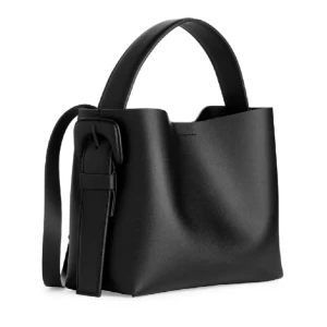 Arket väska Stl M - Nypris 1990kr mitt pris 1490kr den är i super skick använd 4-5 gånger bara och har tagits bra hand om ✨🥰🩷 skicka iväg ett meddelande vid intresse så kan jag skicka fler bilder ☺️🥰