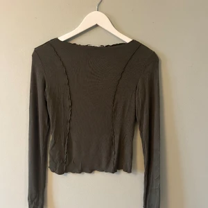 Grön topp - Grön topp med detaljer från Mango. Knappt använd. Så mjukt och skönt material!! 