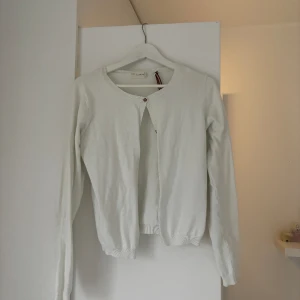 Vit kofta - Vit kofta från Holly & Whyte by Lindex i storlek S. 