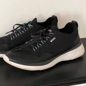 Hugo Boss sneakers i gott skick! Storlek 43, det enda att anmärka är att öglan för snöret är trasig men det är nog inget problem att lösa om man vill det.