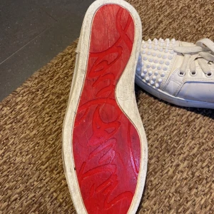 Loubitin  - Säljer ett par loubs i storlek 43 finns en defekt där en cirkel vid snörena har gått av men inte så mycket mer säljer dem för 950 kan ta byten 