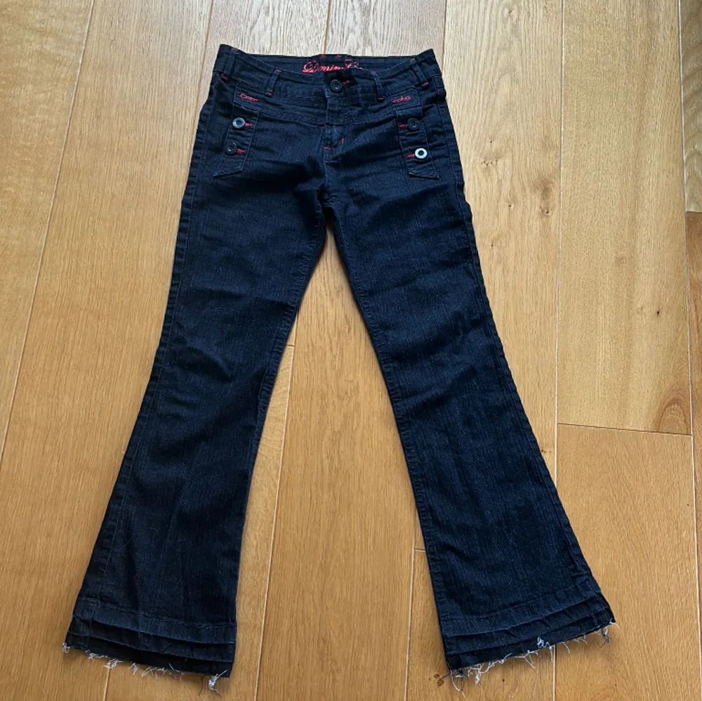 Säljer dessa skit coola bootcut jeansen med snygga detaljer och röda sömmar ❣️. Jeans & Byxor.