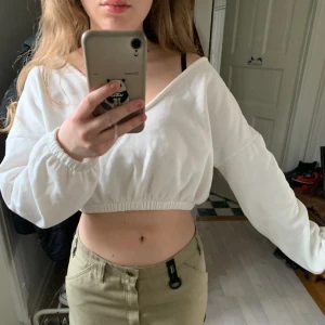 Vit longsleeve - Vit longsleeve, magtröja typ  Väldigt mysigt, tror den är från NLY S/M, beror på vilken passform man vill ha 