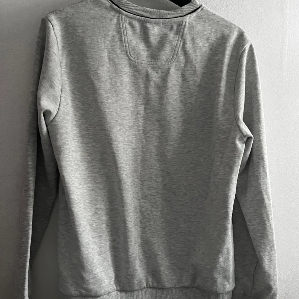 En skitsnygg Hugo Boss sweatshirt i bra skick, storlek M men skulle passa S utan att vara för stor. Tveka inte på att höra av dig vid frågor och pris kan diskuteras.. Hoodies.