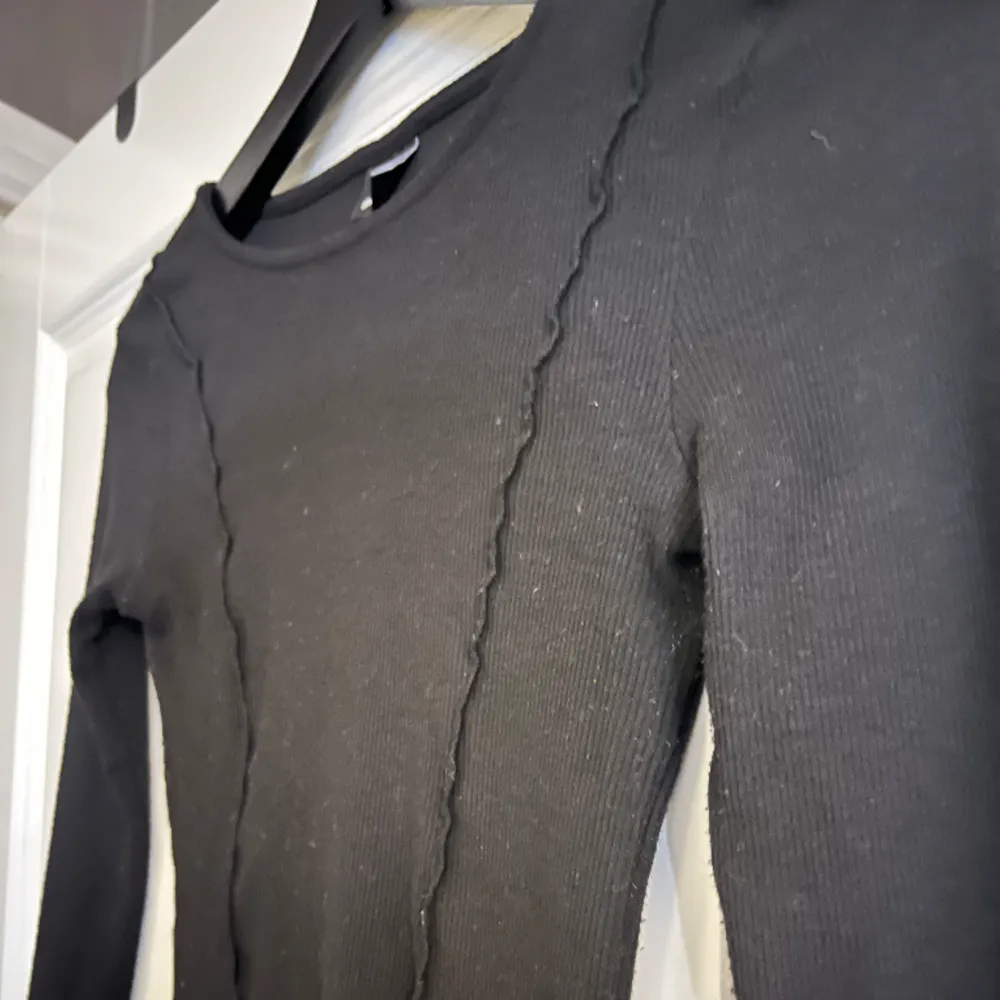 Fin tröja från Gina tricot i storlek xxs, passar en xs/s Har nått ”volang” mönster på tröjan och i ärm sluten och tröj sluten, i använt skick!. Toppar.