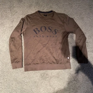 Fet hugoboss tjocktröja säljs i mycket bra skick! - Fet hugoboss tjocktröja säljs i mycket bra skick! Olivgrön 