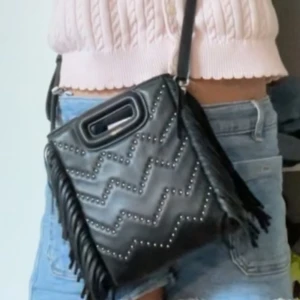 Maje väska - Säljer min jättefina maje väska, den är i super bra skick, inte andvänd jätte mycket bara några gånger. Tror jag köpte den för ca 3500 typ om jag minns rätt. Inga defekter eller något. Kan diskutera pris💕