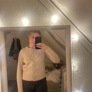 Rosa kofta! - Superfin rosa kofta från H&M. Så fin att ha stängd men även med ett linne under!! 💞 Säljer pga jag inte använder den längre. 