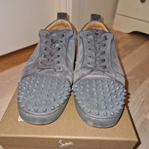 Gråa louboutins - Louboutins